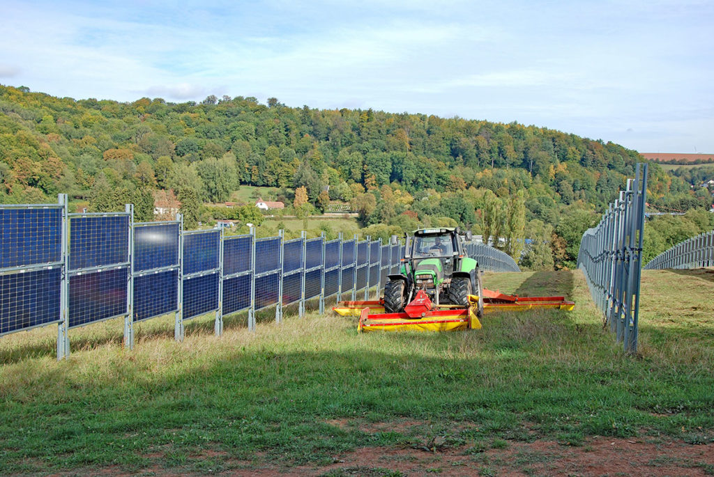 In Dirmingen (D) stehen 5700 vertikal gestellte, zweiseitige PV-Module auf einer Wiesenfläche, die mehr oder weniger «normal» landwirtschaftlich genutzt werden kann. (Bild: Next2Sun)
