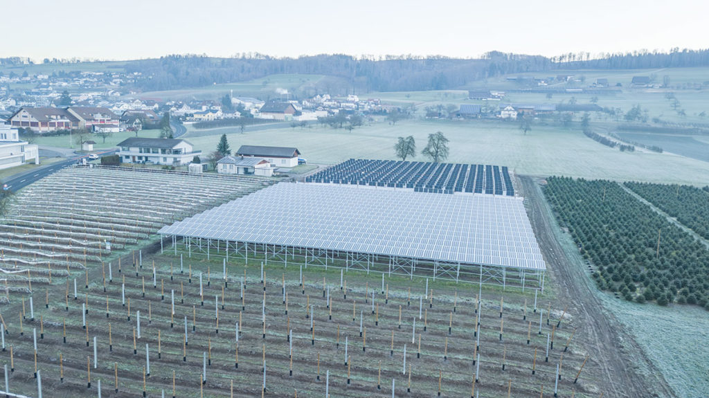 Agri-Photovoltaik in drei Versionen aus der Vogelperspektive.