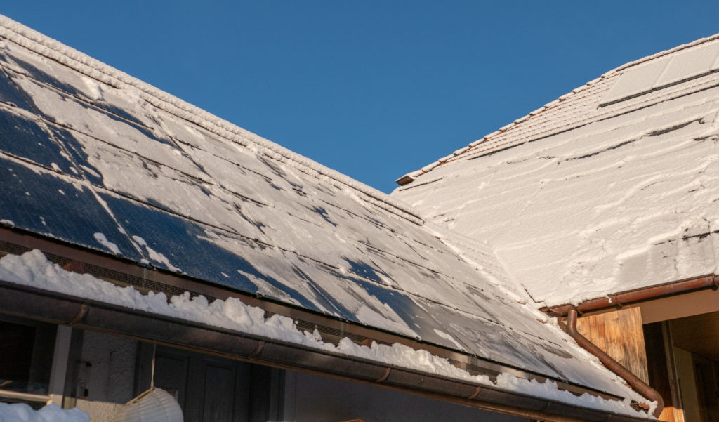 Ein fehlender Schneefang auf Photovoltaikanlagen kann rechtliche Folgen haben.